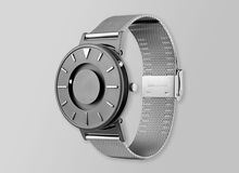 Ansicht auf die silberne Uhr.