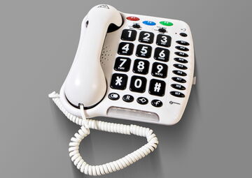Ansicht auf das weiße Telefon mit großen schwarzen Tasten.