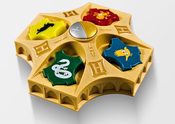 Ansicht auf das gelbe Spiel auf Plastik mit vier verschiedenen Wappen.