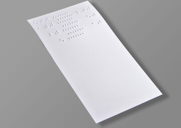 Ansicht auf den Geldscheinprüfer, ein weißen Blatt mit Braille.