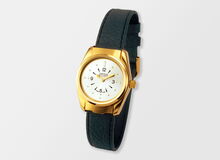 Ansicht auf die Uhr mit goldenem Rand.
