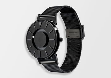 Ansicht auf die schwarze Uhr.