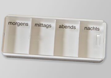 Weiße Box mit Beschriftung in Schwarzschrift.