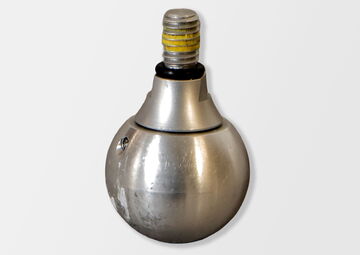 Ansicht auf eine silberfarbene Rollspitze mit Metallgewinde