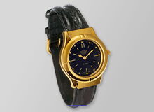 Ansicht auf die gold-schwarze Uhr.