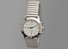 Ansicht auf die silberne Uhr.