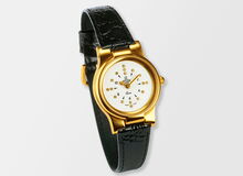 Ansicht auf die Uhr mit schwarzem Band.
