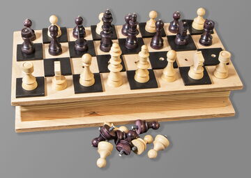 zusammengeklapptes schachspiel mit schachfiguren