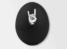 Ansicht auf ein schwarzes Piepei mit weißer Hand