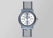 Ansicht auf die Chrom-Uhr