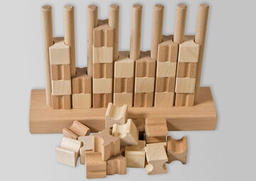 Ansicht auf das Holzspiel mit hellen und dunklen Holzsteinen.
