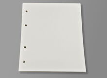 Braille-Papier, rechts gelocht.