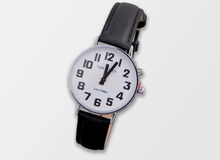 Ansicht auf die Uhr mit großem Ziffernblatt.