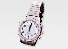 Ansicht auf die silberne Herrenuhr.