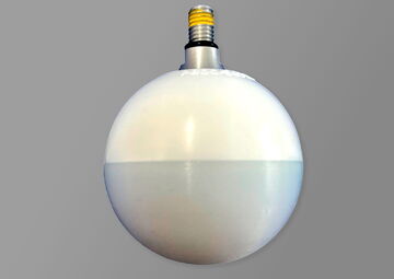 Ansicht auf eine weiße große Rollspitze mit Metallgewinde für einen Blindenlangstock