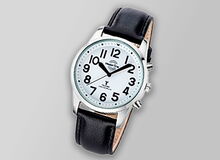 Ansicht auf die silberne Uhr mit Lederband.
