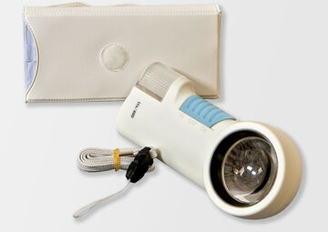 weiße leuchtlupe mit weißer tasche