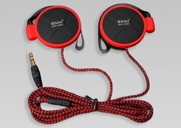 Ansicht auf Ohrhörer in den Farben Schwarz/ Rot mit Kabel und Klinkenstecker