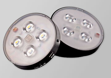 zwei runde flache lampen mit je 4 leds
