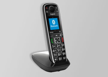 Ansicht auf das schwarze Telefon in der Basisstation.