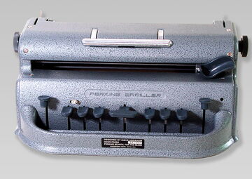 Ansicht auf die Braille-Schreibmaschine in Grau mit schwarzen Tasten.