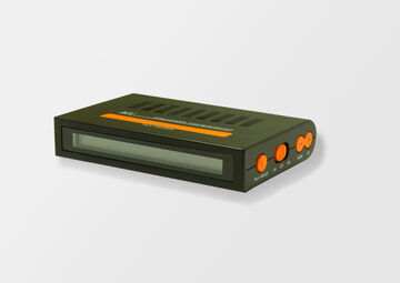 Ansicht auf den Funkreisewecker im schwarzen Gehäuse mit orangenen Tasten.