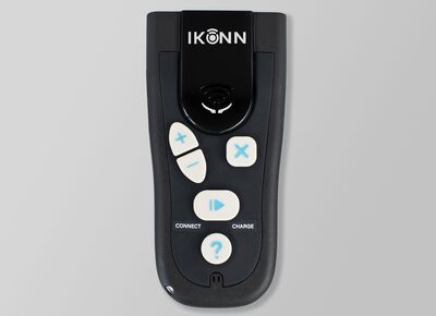 Ansicht auf einen schwarzen Controller mit weißen Tasten und blauen Symbolen auf diesen. Ganz oben steht IKONN.