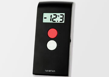 Ansicht auf das schwarze Gerät mit kleinem Display und einem roten und weißen Punkt.