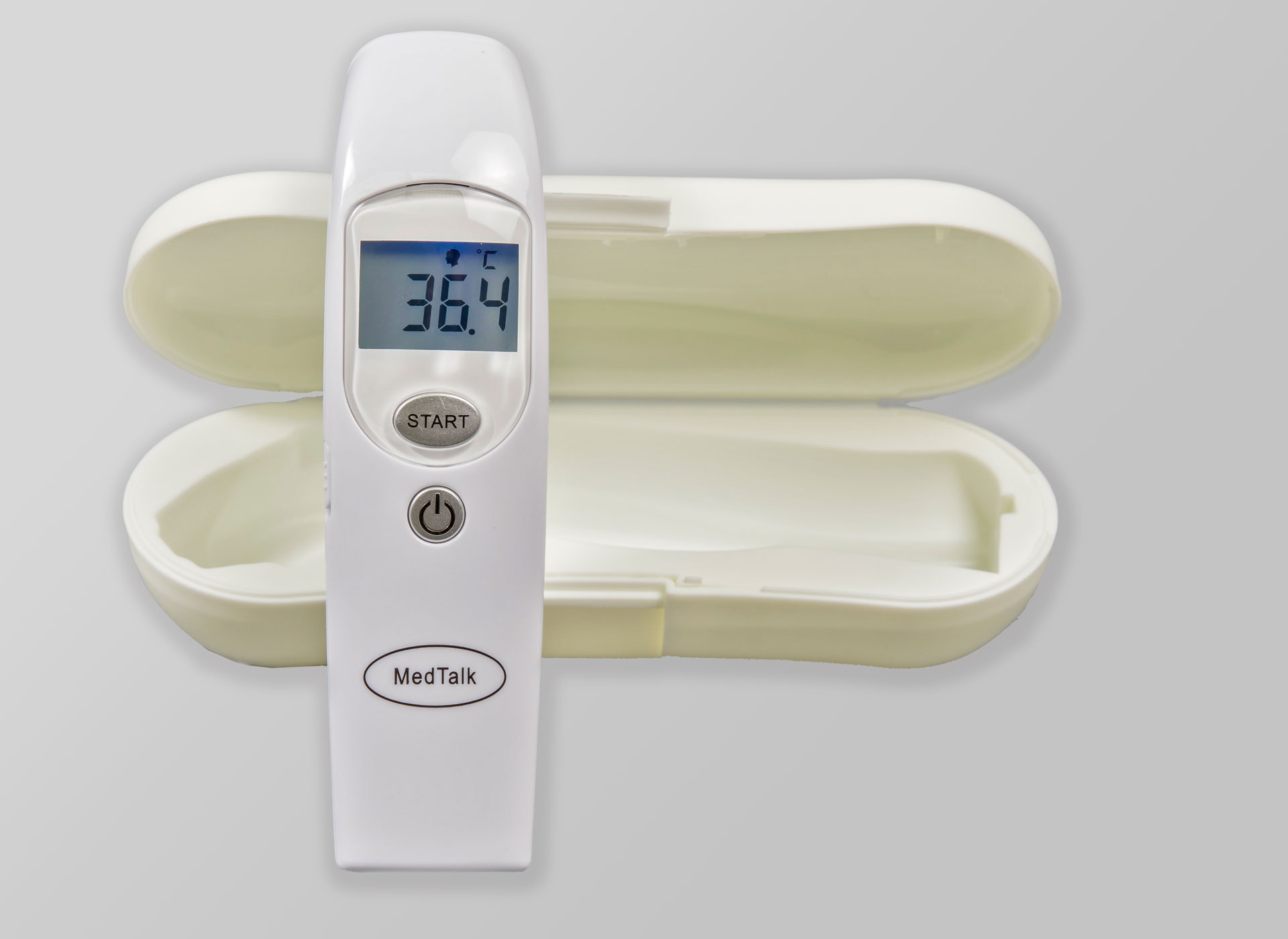 Ansicht auf das Fieberthermometer im weißen Gehäuse mit einem weißen Etui