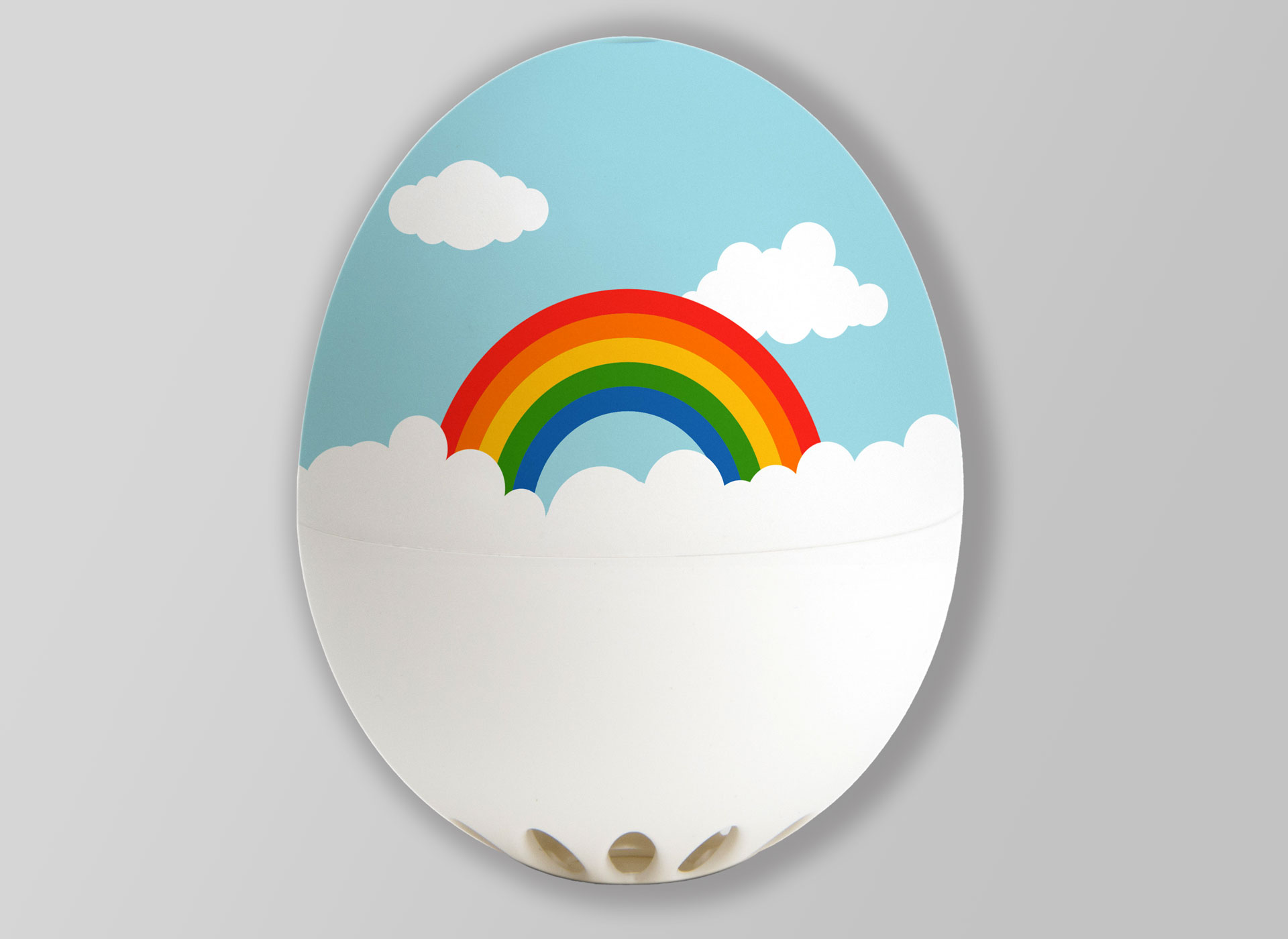 Ansicht auf ein weißes Ei mit Regenbogen.
