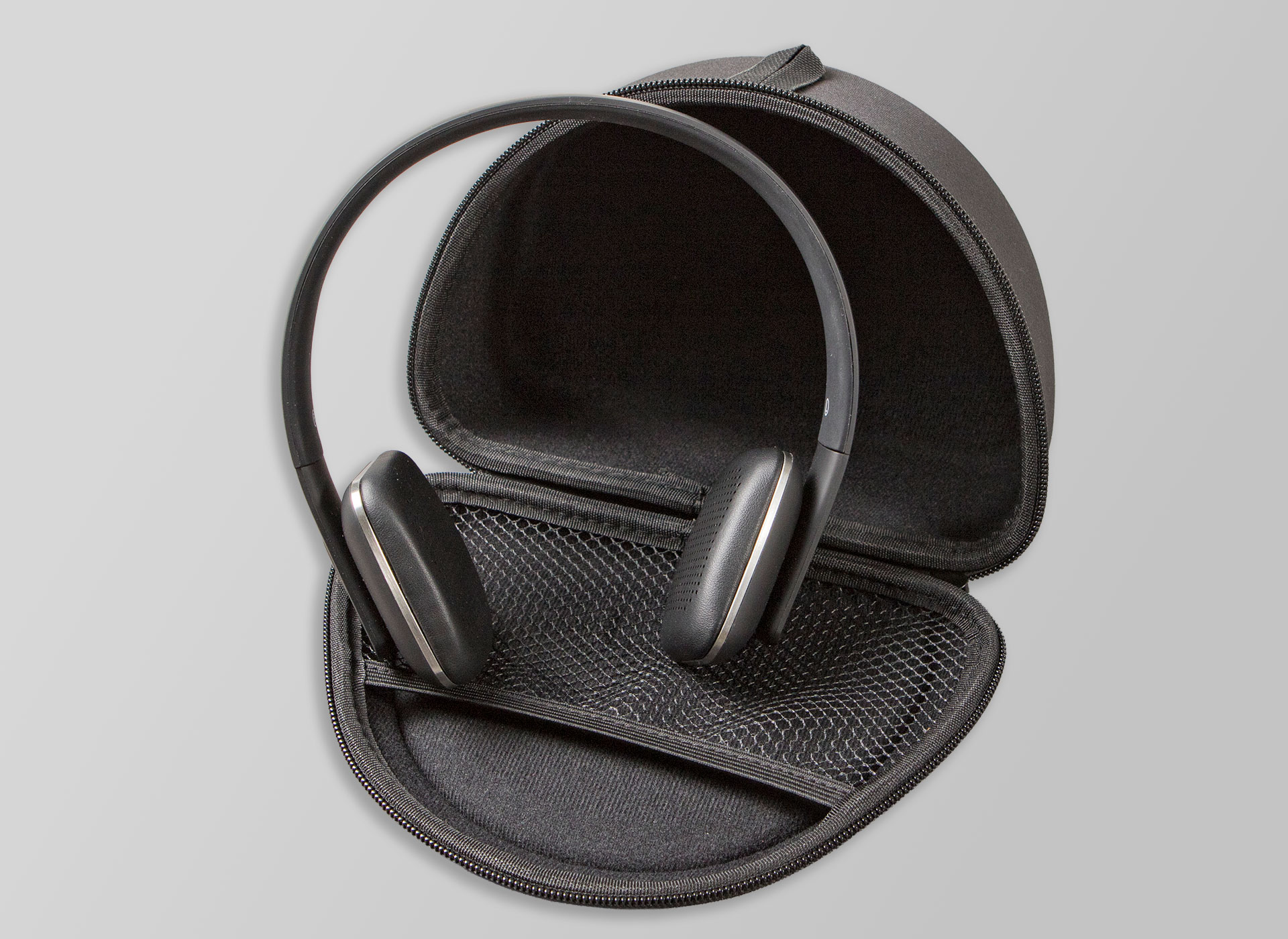Ansicht auf die schwarze Tasche.