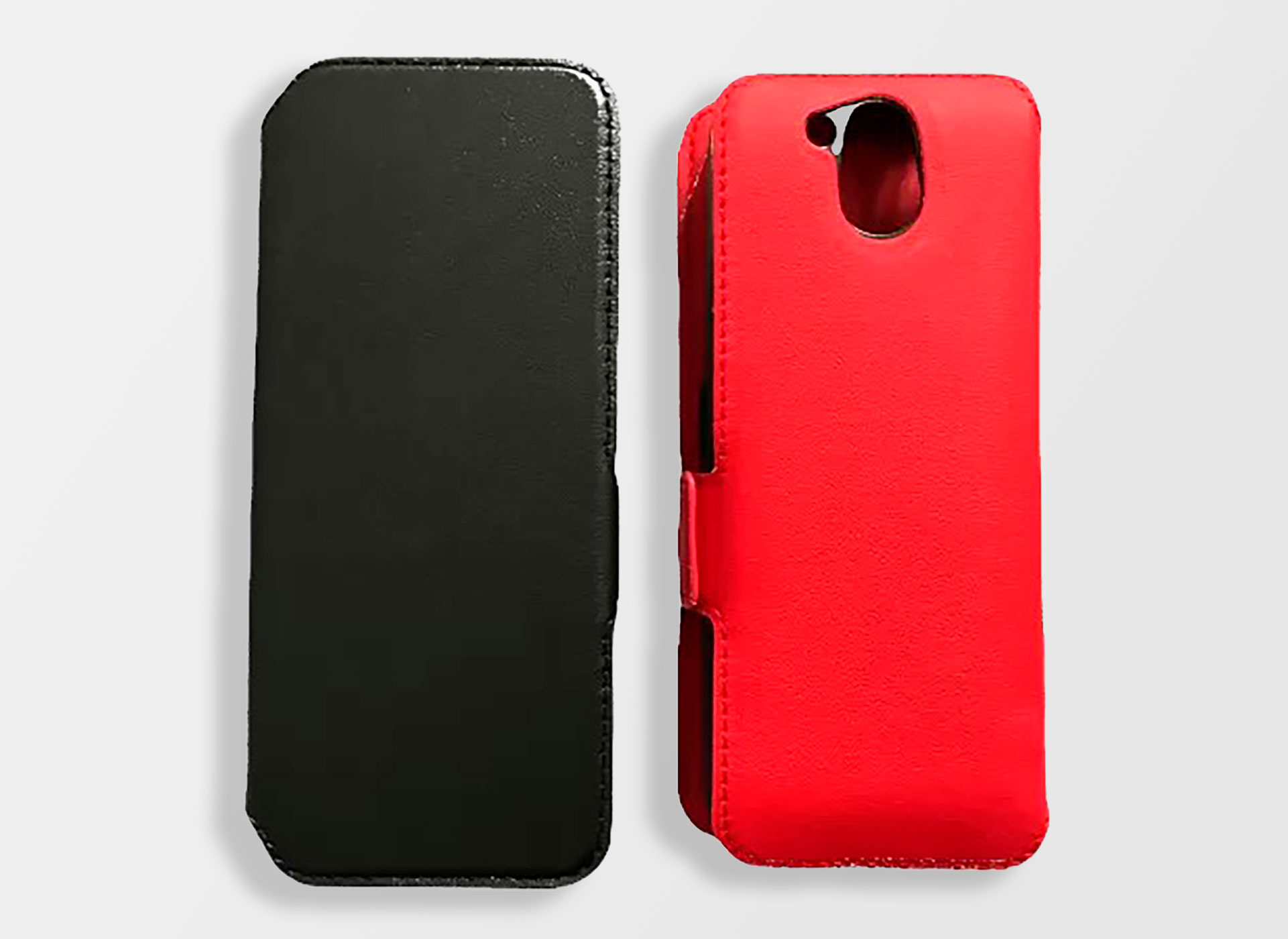 Ansicht auf Handy-Hüllen in Schwarz und Rot.