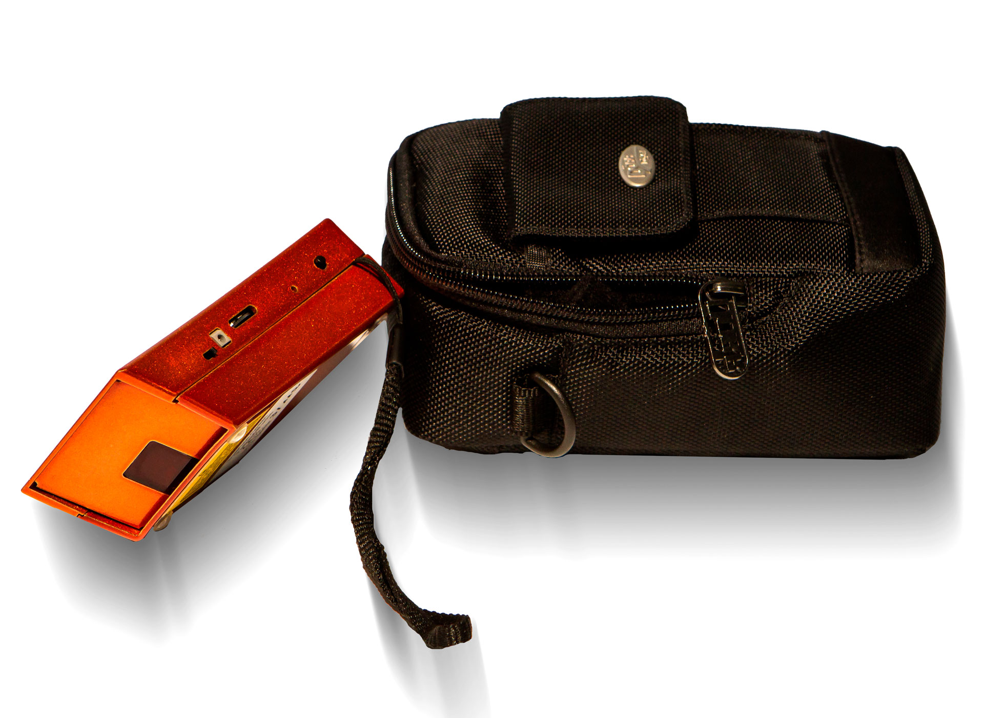 Ansicht auf den roten Einkaufsfuchs mit schwarzer Tasche.